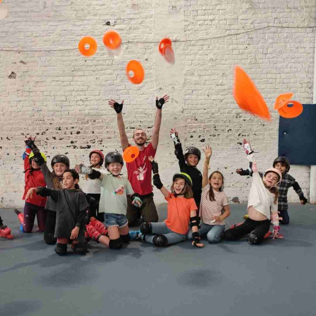 Photo d'un groupe d'enfant pendant un anniversaire en roller chez Ride On Lille 